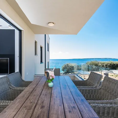 Bozi, Luxury By The Beach For 8 *