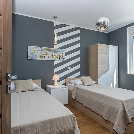 Bozi, Luxury By The Beach For 8 *