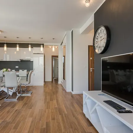 Bozi, Luxury By The Beach For 8 Apartment