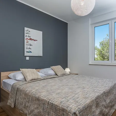 Bozi, Luxury By The Beach For 8 *