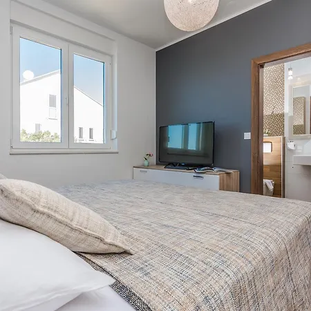 Bozi, Luxury By The Beach For 8