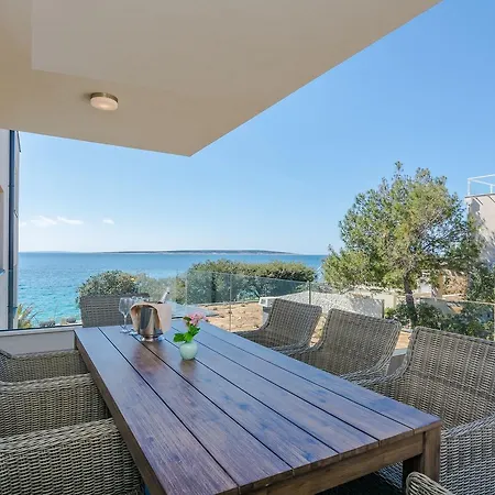 Bozi, Luxury By The Beach For 8 Apartment Mandre