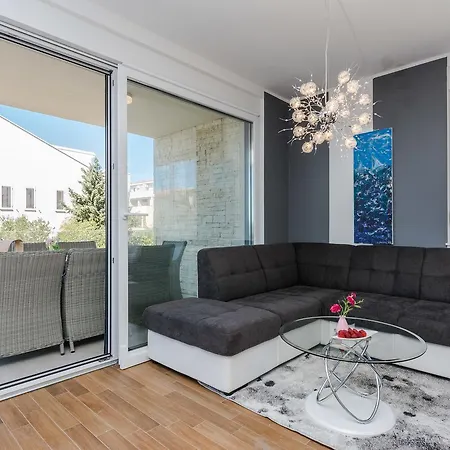 Bozi, Luxury By The Beach For 8 Apartment